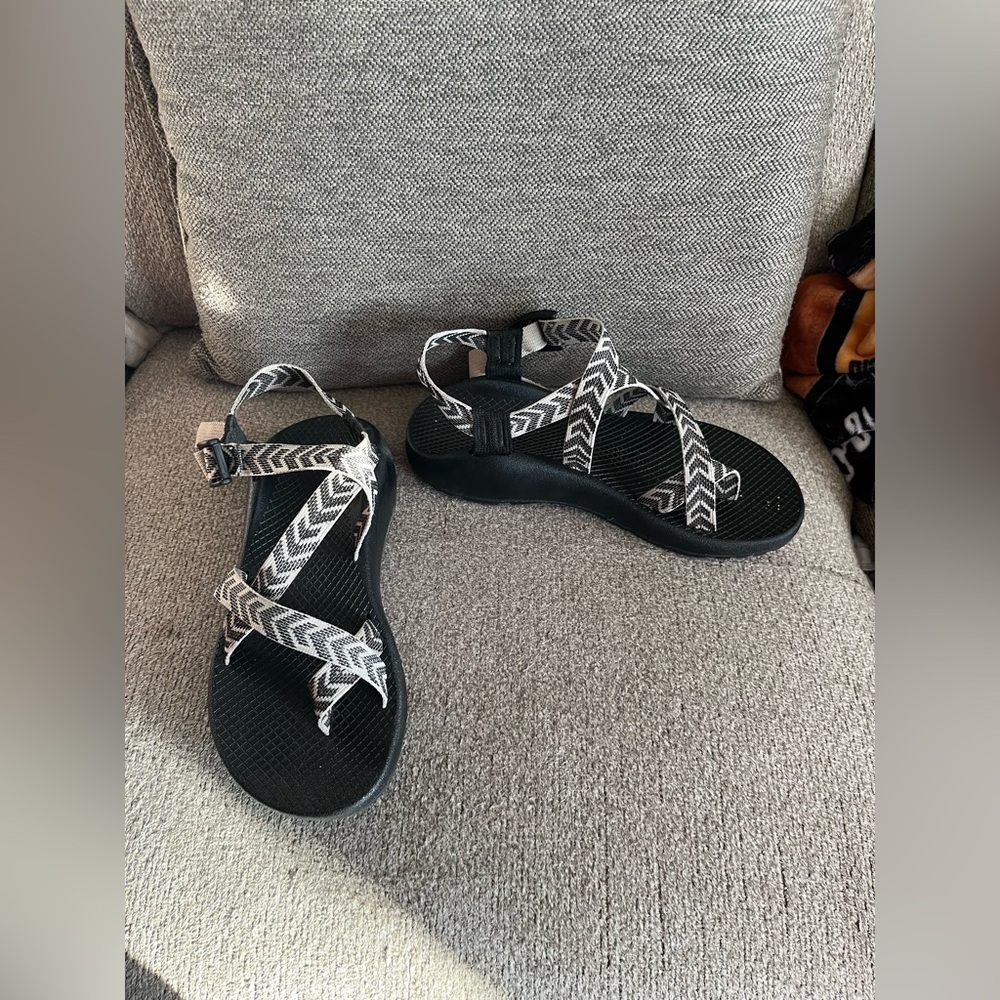 Chaco Women's Z2 Classic Strappy Toe Loop Black/Cream White Sandals Size 9